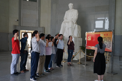 1 周恩来纪念馆重温入党誓词.jpg